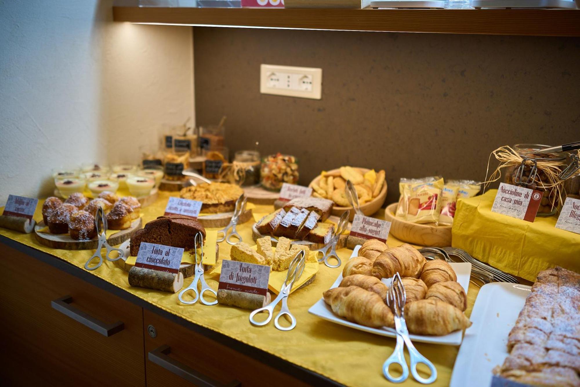 Dolcevita Ambiez B&B San Lorenzo Dorsino Bagian luar foto